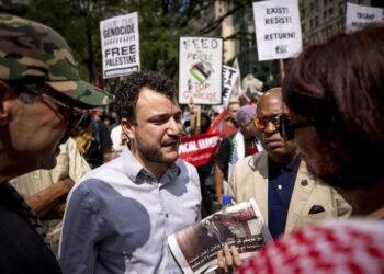 Un juez de inmigración ordena la deportación del activista propalestino Mahmoud Khalil a Siria o Argelia