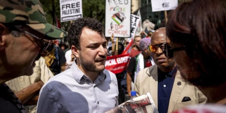 Un juez de inmigración ordena la deportación del activista propalestino Mahmoud Khalil a Siria o Argelia