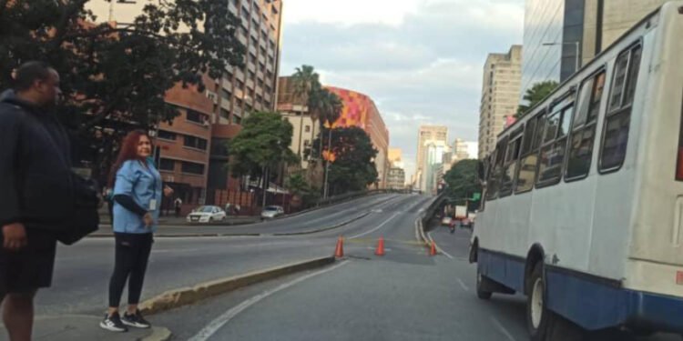 Varias calles y avenidas amanecieron cerradas en Caracas 