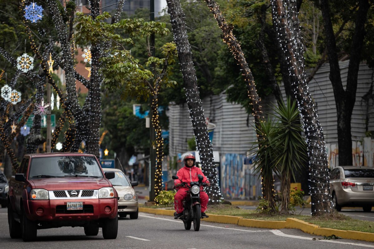 Los venezolanos viven el “adelanto” de la Navidad preocupados por la crisis: “No hay poder adquisitivo”
