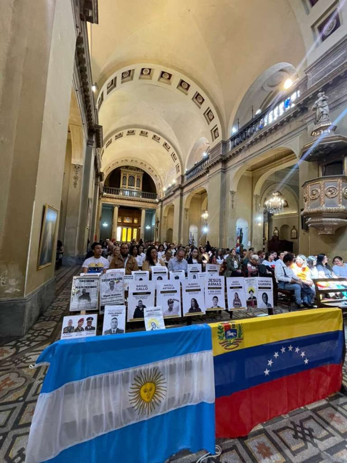 En imágenes: venezolanos en el exterior pidieron por una “canonización sin presos políticos” en Venezuela