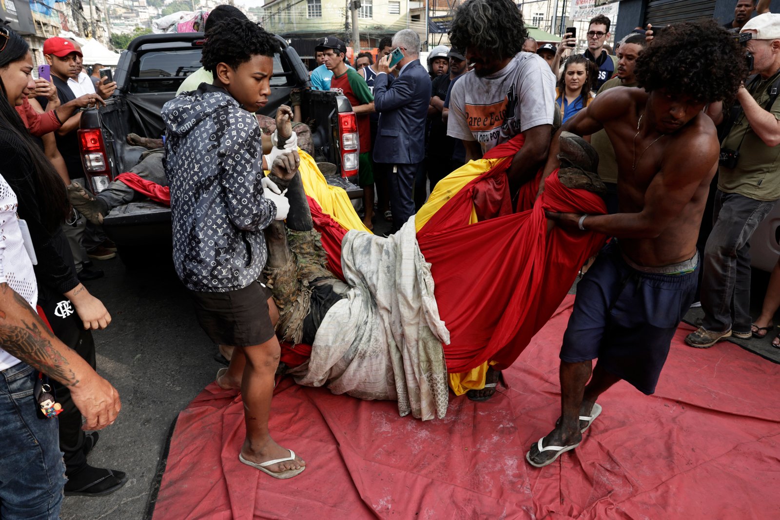 Hallaron 40 cadáveres en favelas tras operativo policial en Río de Janeiro