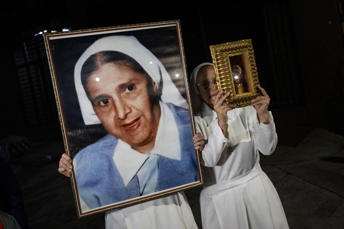 Devotos honraron a José Gregorio Hernández y Carmen Rendiles en una ruta nocturna