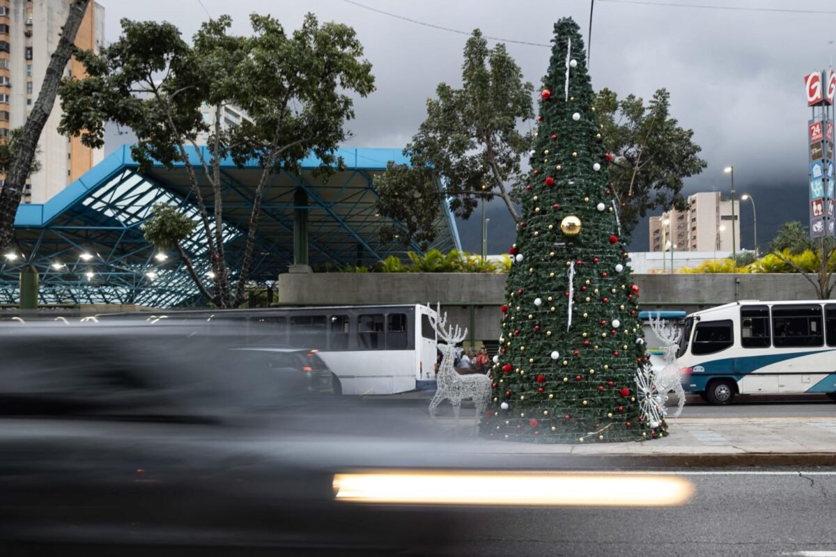 Los venezolanos viven el “adelanto” de la Navidad preocupados por la crisis: “No hay poder adquisitivo”