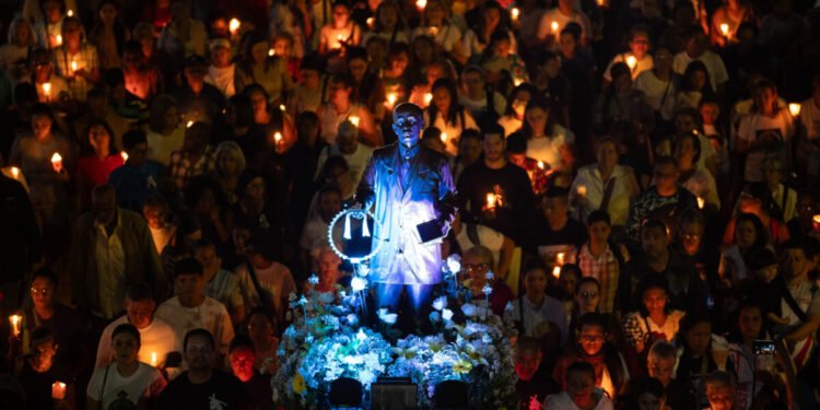 Devotos honraron a José Gregorio Hernández y Carmen Rendiles en una ruta nocturna