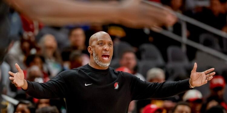 El FBI detuvo a un entrenador y un jugador de la NBA vinculados con apuestas ilegales 