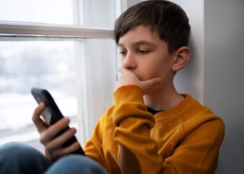 Estudio indica que los niños con control parental del celular duermen y estudian mejor