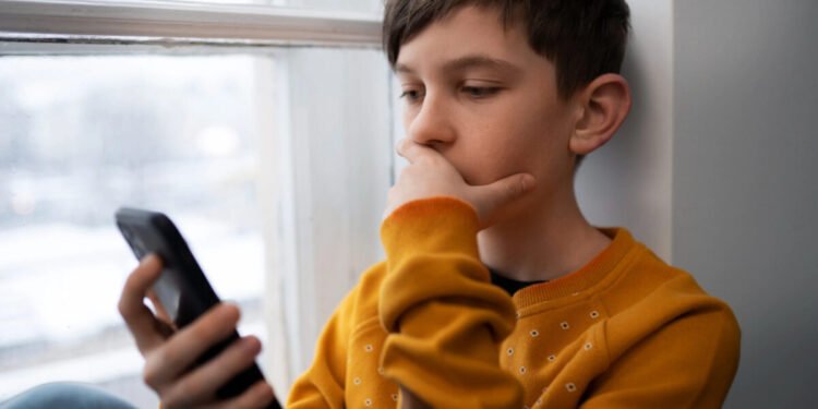 Estudio indica que los niños con control parental del celular duermen y estudian mejor