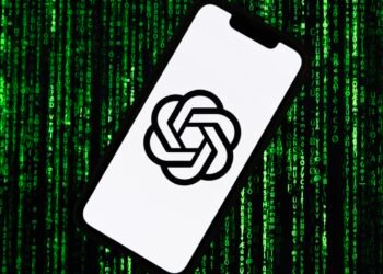 Estudio reveló que los asistentes de IA tergiversan noticias hasta en un 45 % de los casos