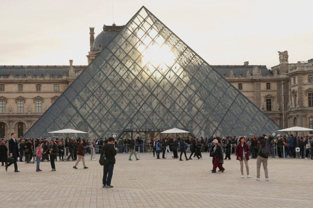 Reabrió al público con restricciones el museo del Louvre