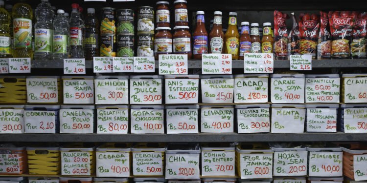 La amenaza militar de Estados Unidos precipita la incertidumbre económica y agrava la crisis inflacionaria en Venezuela