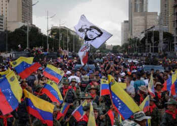 Los milicianos de Maduro, fusil en mano ante Estados Unidos: “Listos para defender Venezuela”