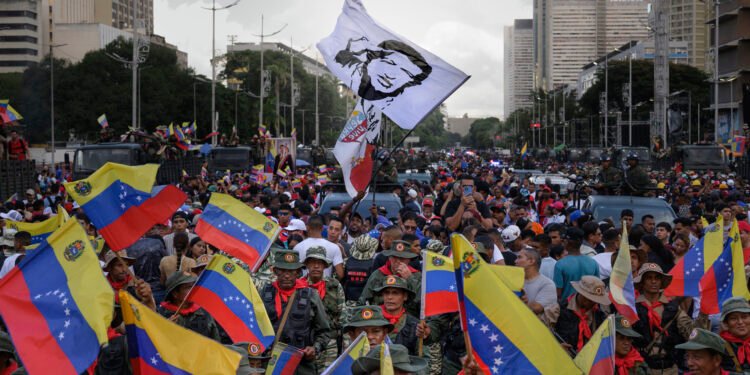 Los milicianos de Maduro, fusil en mano ante Estados Unidos: “Listos para defender Venezuela”