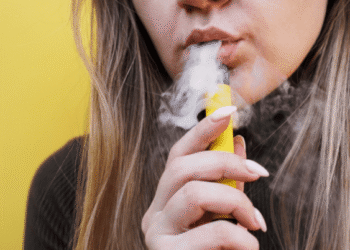 Identificaron la formación de sustancias tóxicas durante el vapeo