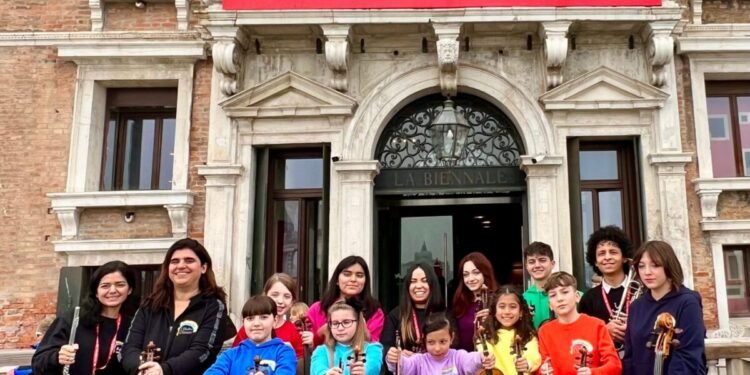 Il Violino Colorato: la iniciativa de una venezolana que lleva su método musical a la Bienal de Venecia