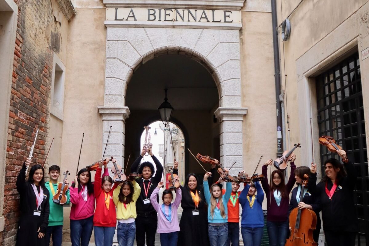 Il Violino Colorato: la iniciativa de una venezolana que lleva su método musical a la Bienal de Venecia