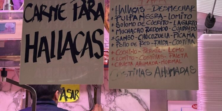 Familias venezolanas buscan extender su presupuesto para no perder la tradición navideña de la hallaca