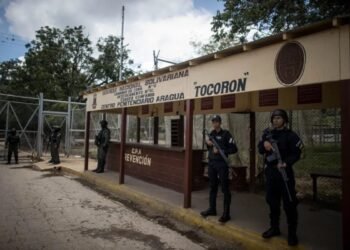 Denuncian falta de información oficial de tesistas detenidos cerca del penal de Tocorón