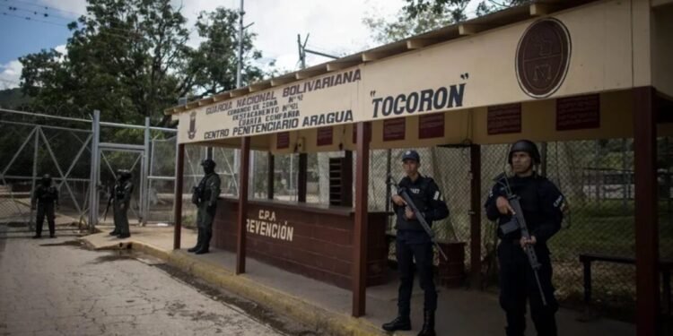 Denuncian falta de información oficial de tesistas detenidos cerca del penal de Tocorón