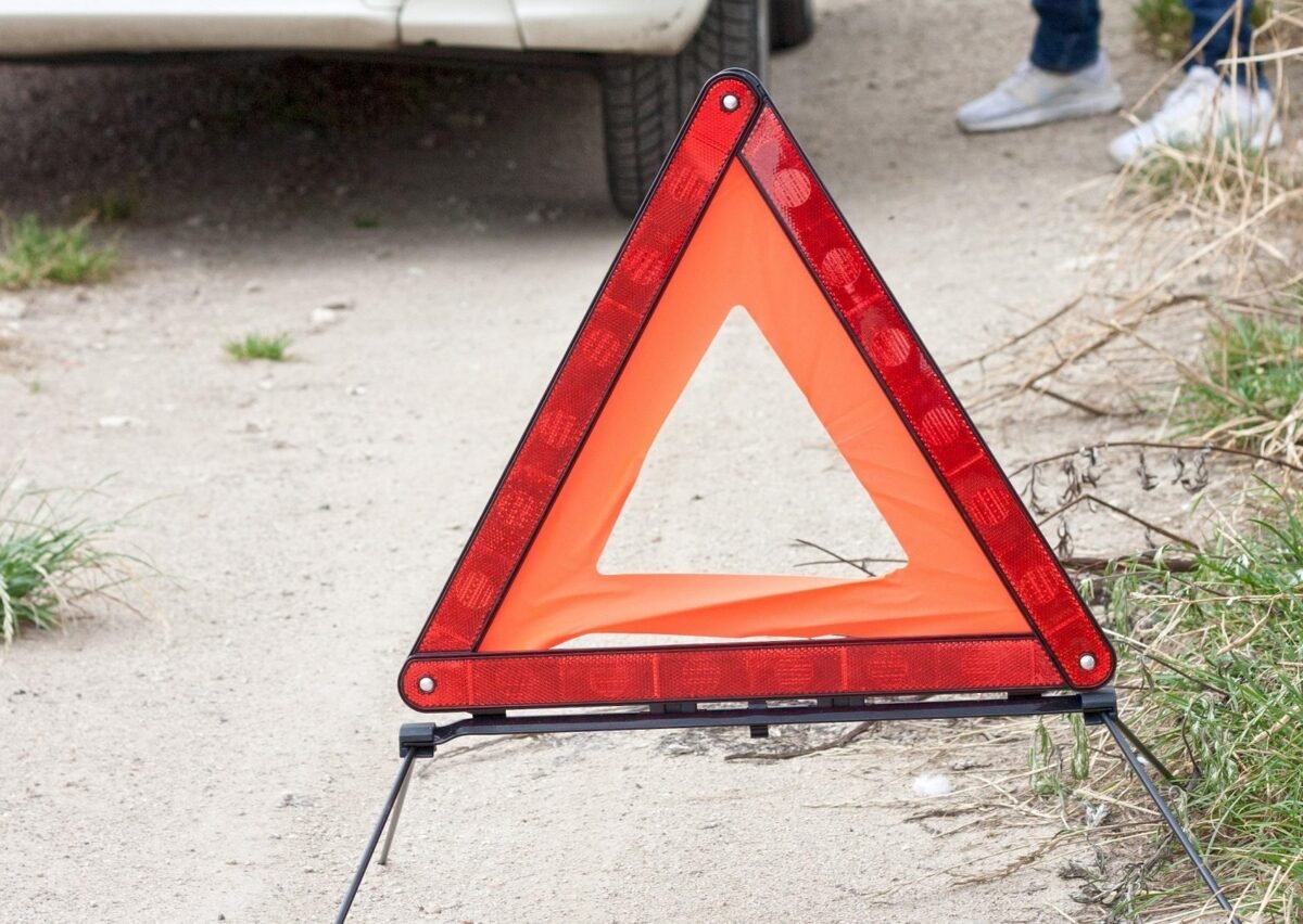 Cuáles son las aplicaciones que ofrecen asistencia vial en Caracas