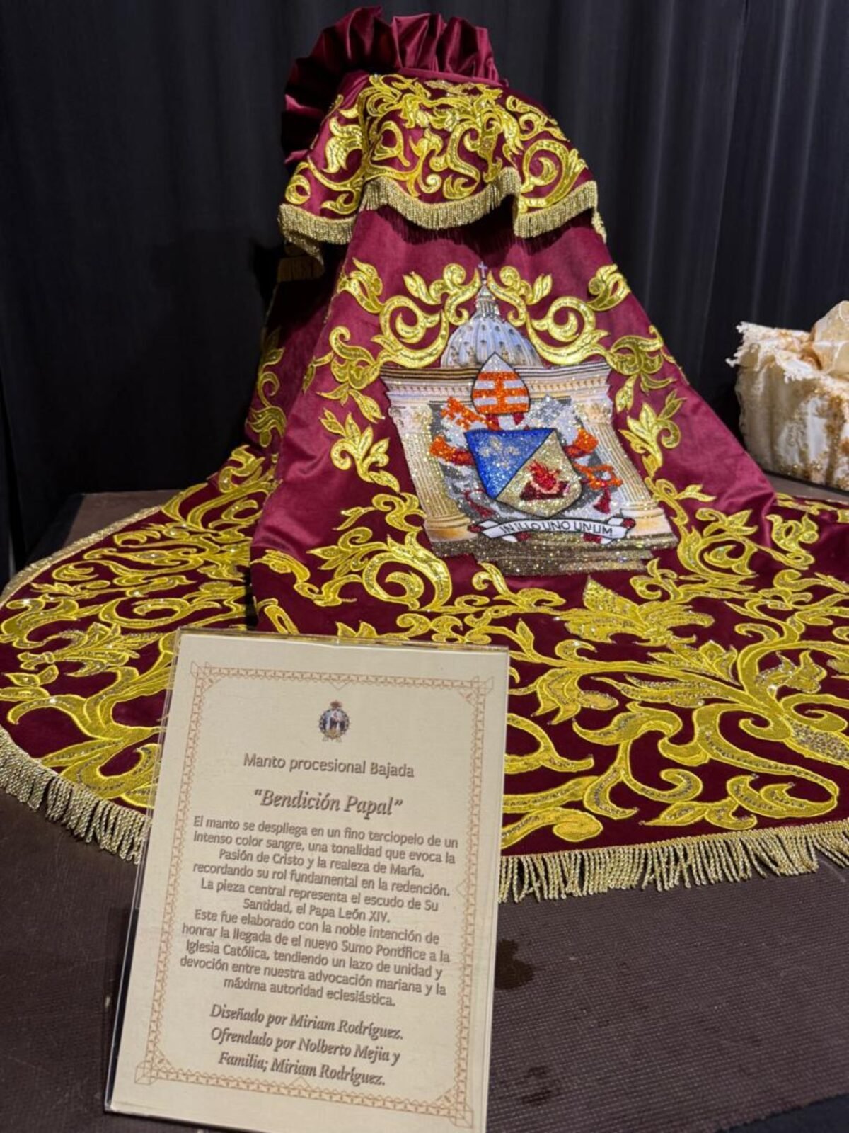 Miriam Rodríguez, diseñadora del traje de la Virgen de la Chinita: “Cada puntada es un acto de fe”