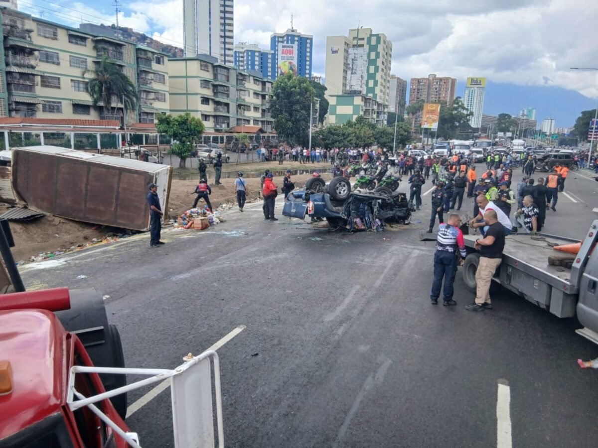 Al menos 11 heridos dejó un accidente de tránsito en la autopista Valle-Coche
