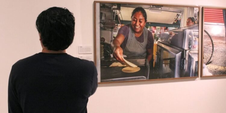 Carlos Muñoz, el fotógrafo venezolano que retrató la migración para el Museo de Historia de Miami 