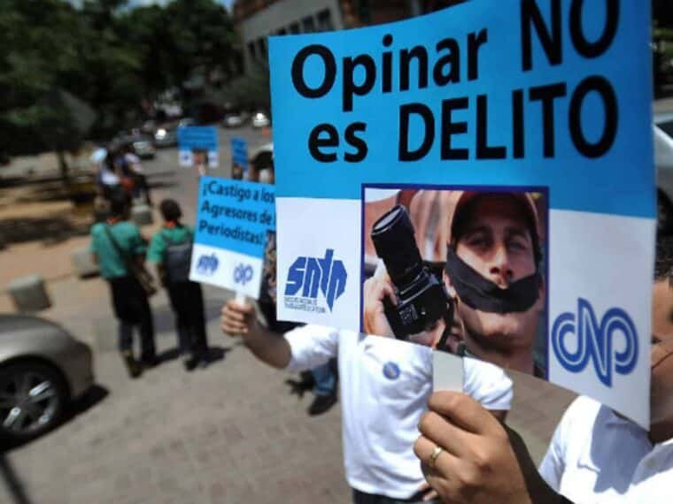 Espacio Público denunció condena de 30 años de prisión para doctora por hacer críticas sobre el gobierno en WhatsApp  Espacio Público documentó 42 tipos de violaciones a la libertad de expresión en solo un mes en Venezuela