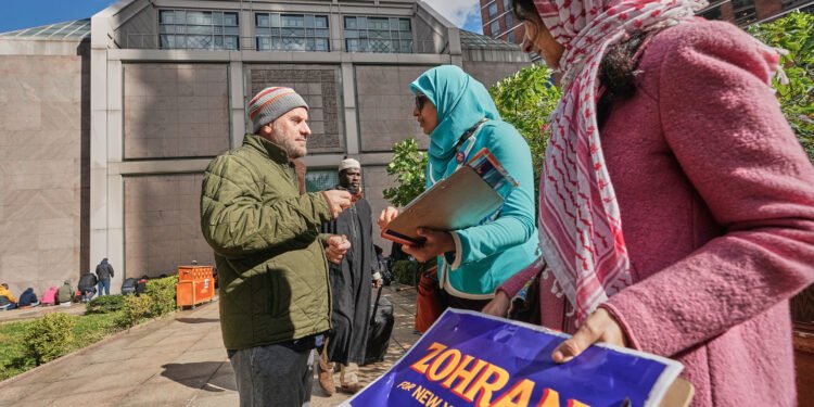 Cien mil voluntarios y un millón de puertas tocadas: la histórica campaña de Zohran Mamdani para la alcaldía de Nueva York