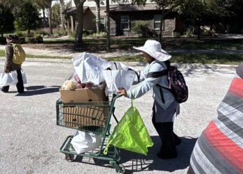“Estoy enojada con mi presidente”: los votantes de Trump en Florida afrontan los efectos de sus políticas a un año de las elecciones