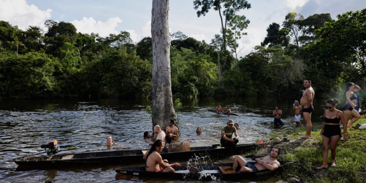 Las voces de los jóvenes indígenas que navegan a la COP30: “Heredamos la fuerza y las heridas de la Amazonia”