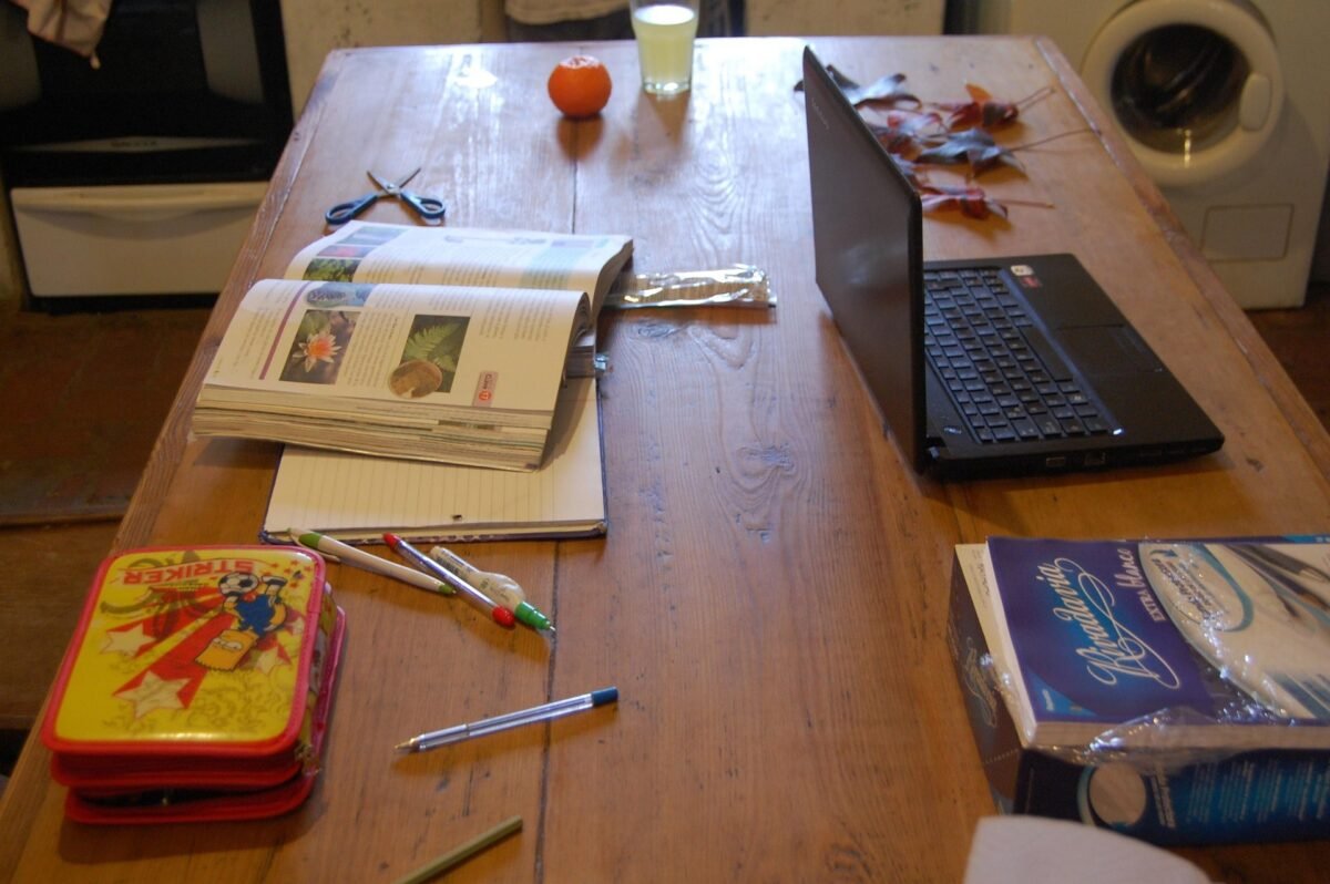 Tareas escolares y estrés en el hogar: las distintas visiones del debate que rodea al sector educativo