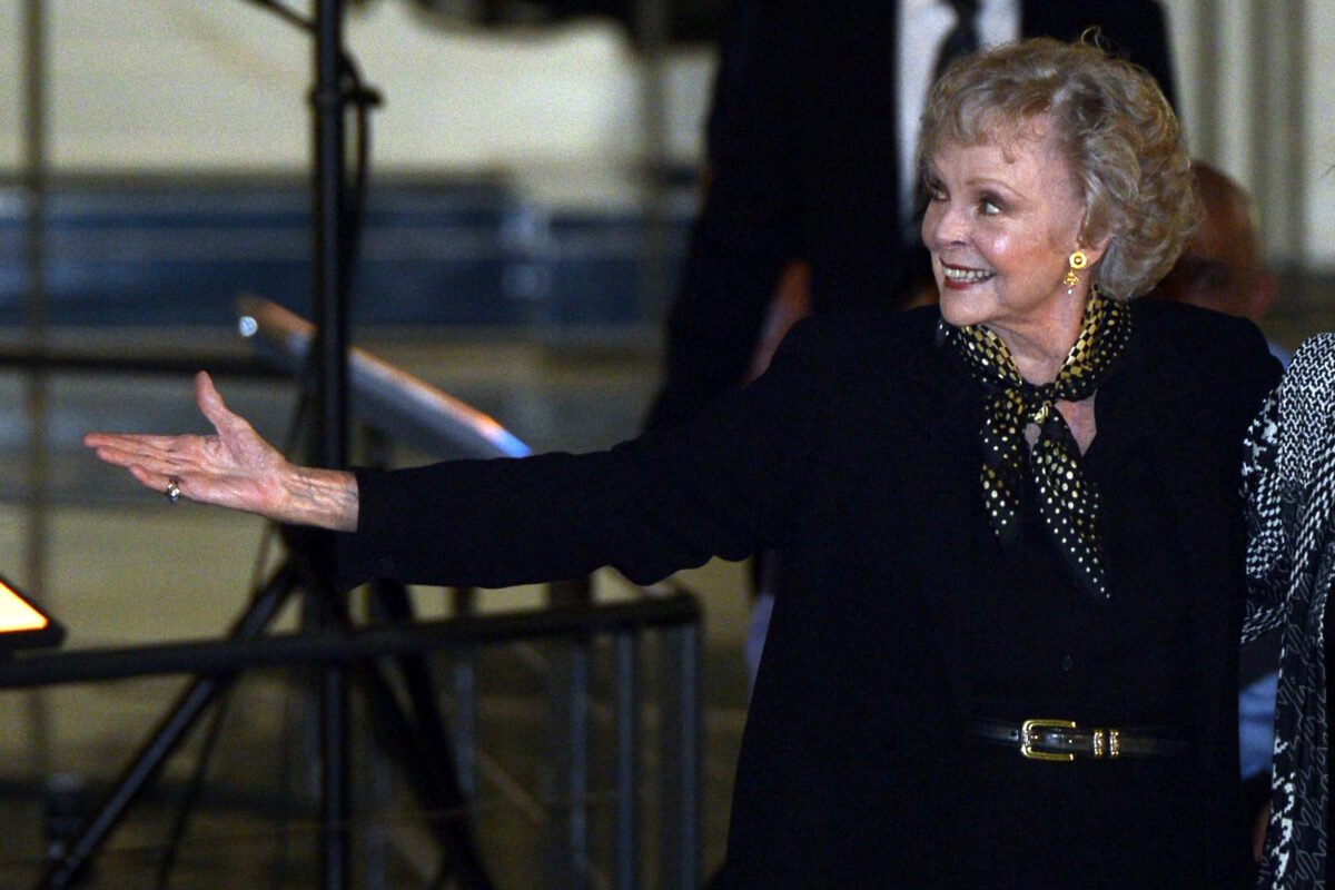 Murió a los 100 años June Lockhart, la actriz de Lassie y Perdidos en el espacio