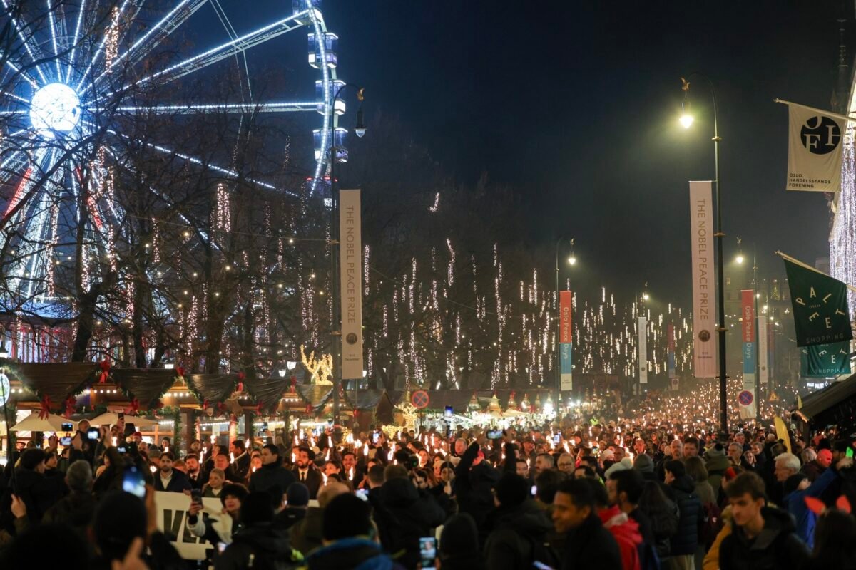 En imágenes: así transcurrió la Marcha de las Antorchas tras la entrega el Premio Nobel de la Paz