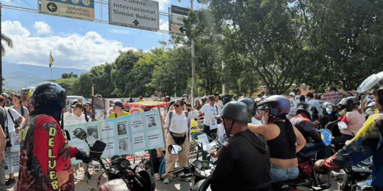Familiares de colombianos detenidos en Venezuela protestaron por segundo día consecutivo en el puente internacional Simón Bolívar