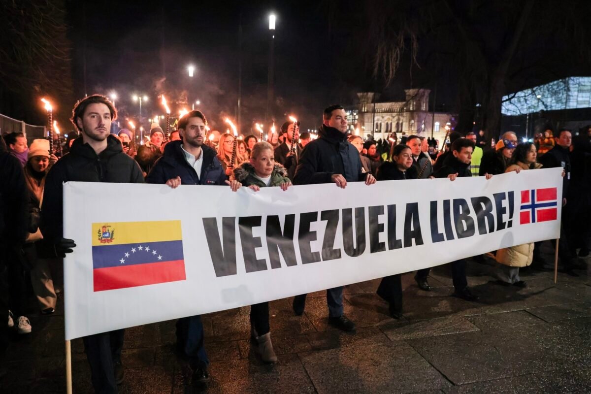En imágenes: así transcurrió la Marcha de las Antorchas tras la entrega el Premio Nobel de la Paz