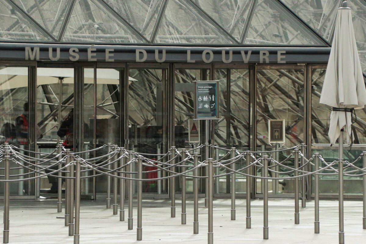 Museo del Louvre estima en 88 millones de euros el valor de las joyas robadas