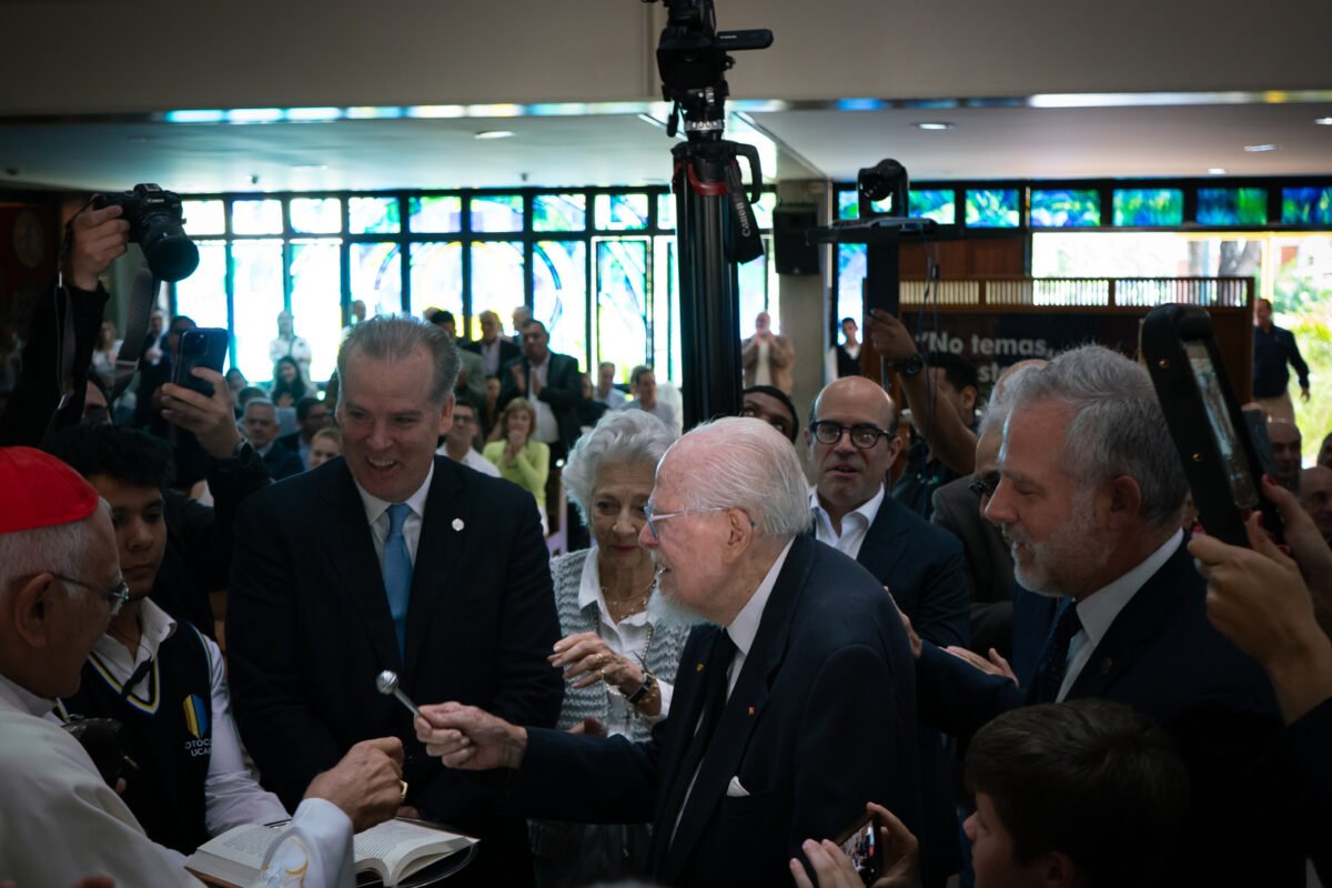 Alberto J. Vollmer presentó el libro Memorias: la siembra de un legado
