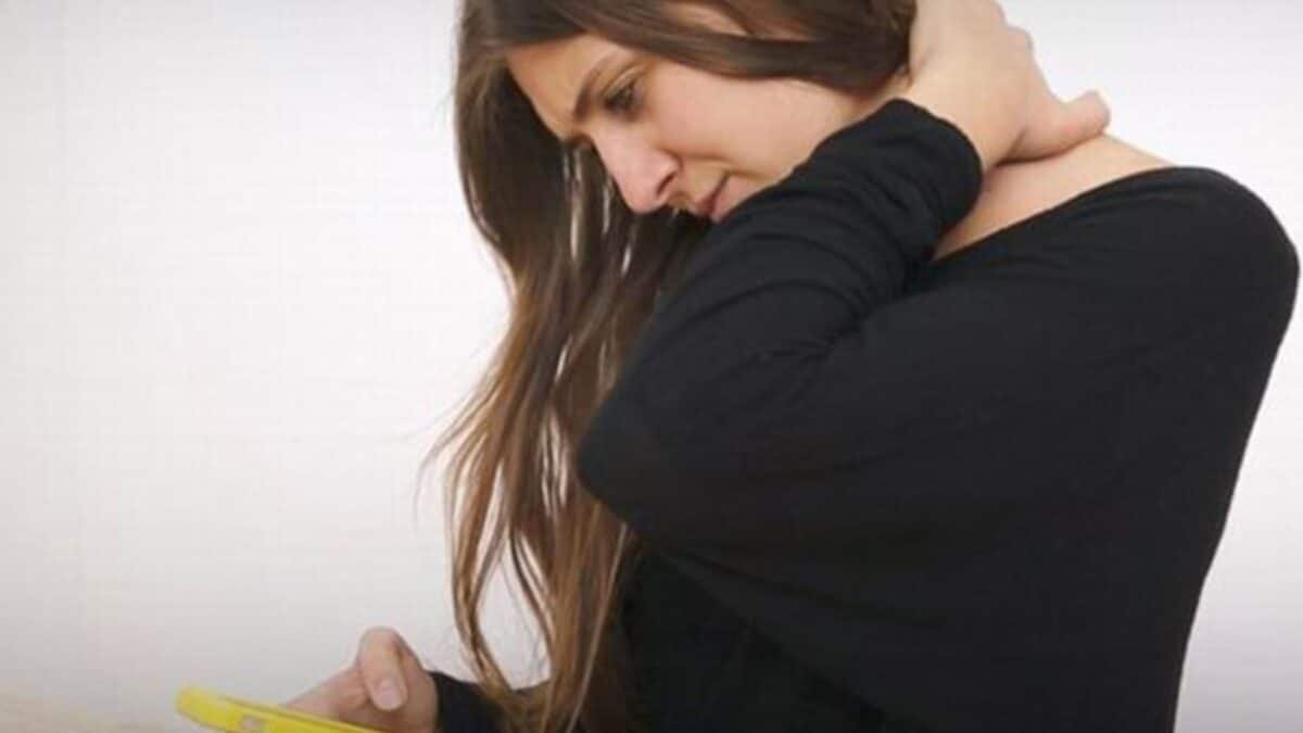 Cómo el uso constante de los celulares puede impactar en la espalda y cuello