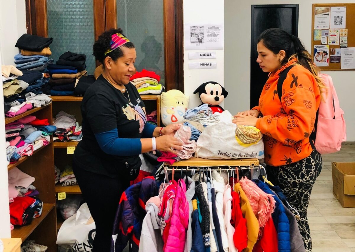 Migrantes venezolanos en Argentina recibieron donativos de ropa para protegerse del invierno
