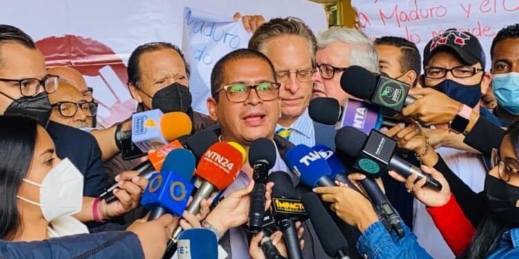 Funcionarios del Sebin se presentaron en la casa del politólogo Nicmer Evans