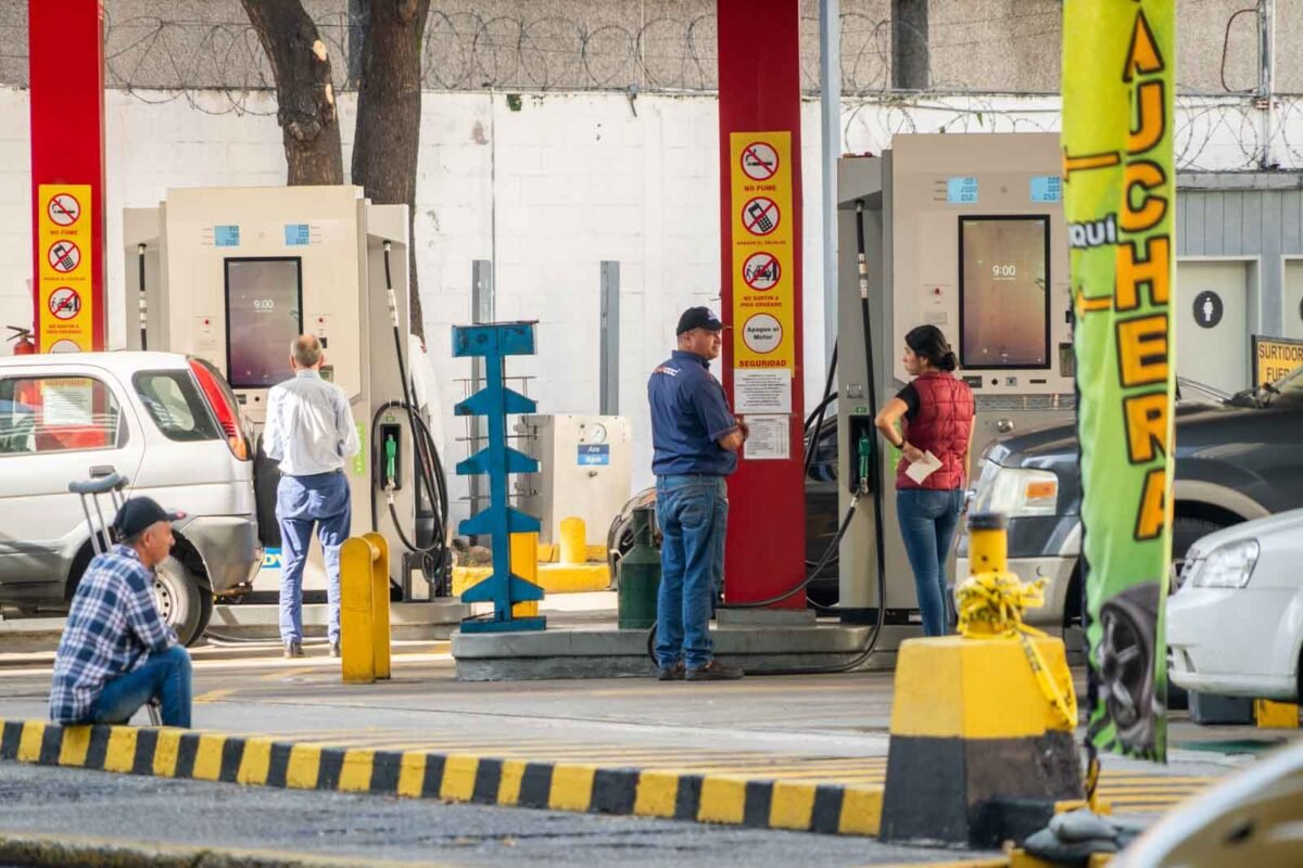 Estaciones de servicio, Gasolineras en Caracas, Precios de gasolina en Caracas, Abastecimiento de combustible en Caracas, Estaciones de servicio en Caracas, Combustible en Venezuela, Noticias sobre gasolineras en Caracas, Tarifas de gasolina en Caracas, Escasez de gasolina en Caracas, Rutas para conseguir gasolina en Caracas, Situación de las gasolineras en Caracas, Últimas noticias de combustible en Caracas, Suministro de petróleo en Caracas, Combustible barato en Caracas, Problemas de abastecimiento de gasolina en Caracas, Estadísticas de precios de gasolina en Caracas, Seguridad en gasolineras de Caracas, Abastecimiento de gasolina en Venezuela, Transporte y combustible en Caracas, Medidas gubernamentales sobre gasolina en Caracas, El Diario, José Daniel Ramos