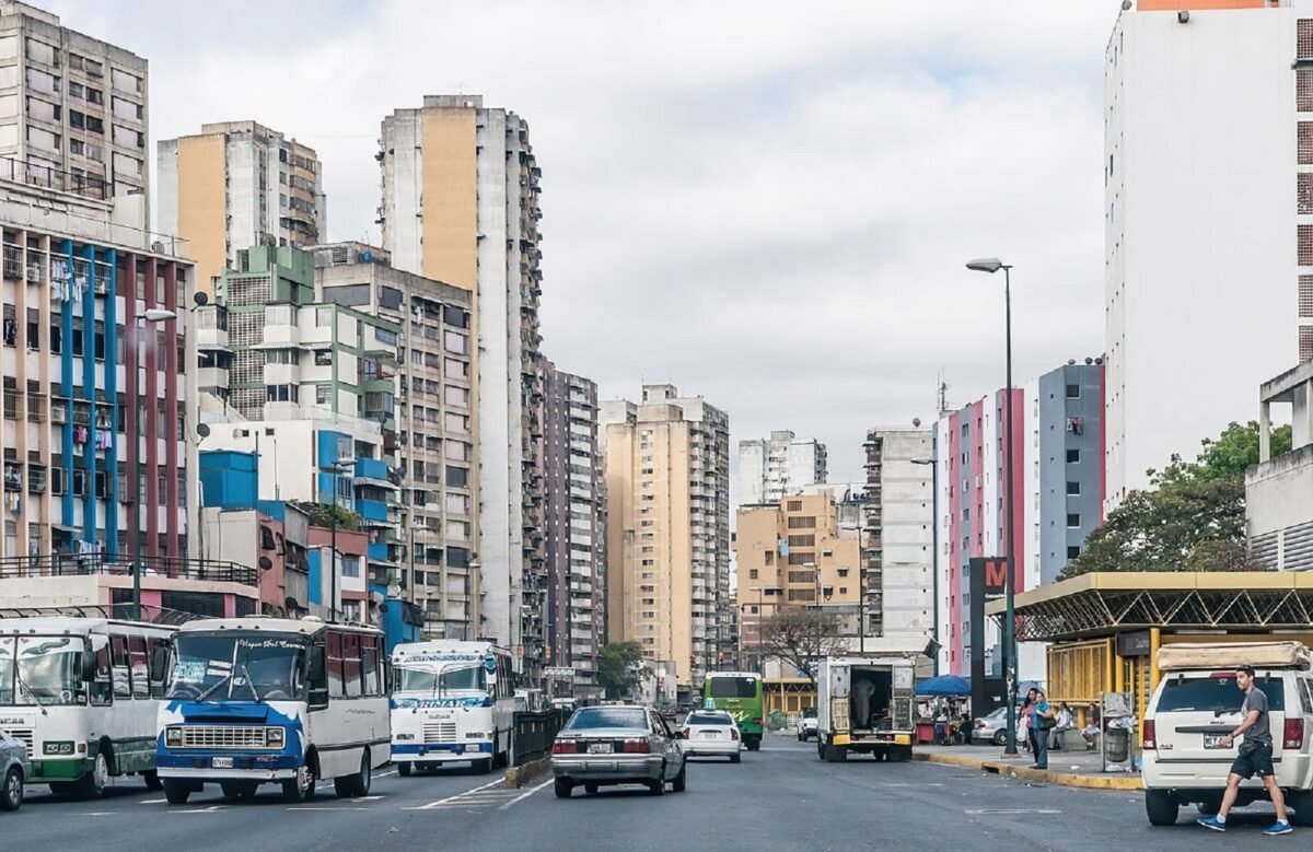 Reportaron el cierre parcial de la avenida San Martín en Caracas
