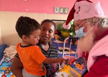 TONELADAS DE ALEGRÍA: UN MOVIMIENTO SOLIDARIO QUE LLEVA ESPERANZA A NIÑOS EN VENEZUELA Y COLOMBIA ESTA NAVIDAD