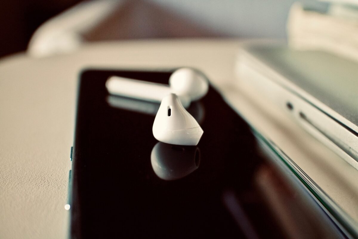 La traducción en tiempo real de los AirPods llegó a la Unión Europea