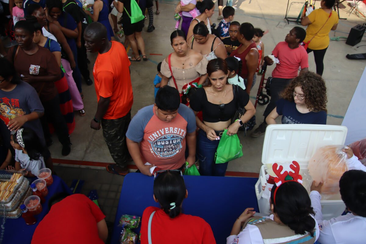 Migrantes en frontera de México celebran Navidad en medio de la incertidumbre y la nostalgia | Foto: EFE