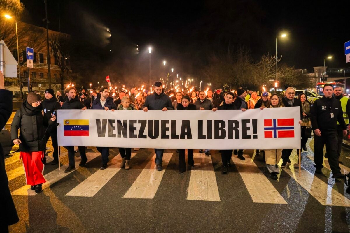 En imágenes: así transcurrió la Marcha de las Antorchas tras la entrega el Premio Nobel de la Paz