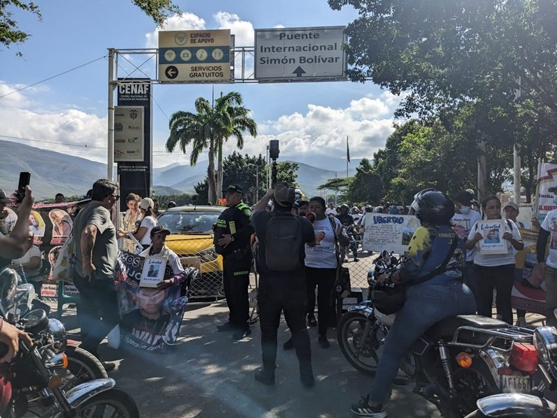 Familiares de ciudadanos colombianos detenidos en Venezuela volvieron a protestar en el puente internacional Simón Bolívar