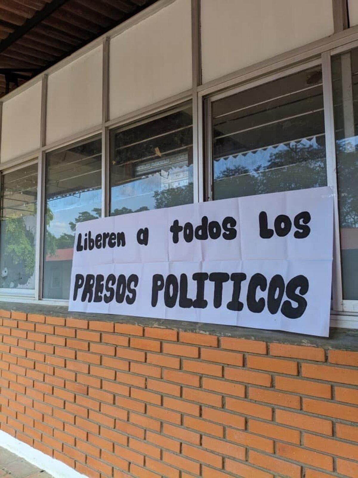 Estudiantes desplegaron pancartas en distintas universidades para exigir la libertad de los presos políticos en Venezuela