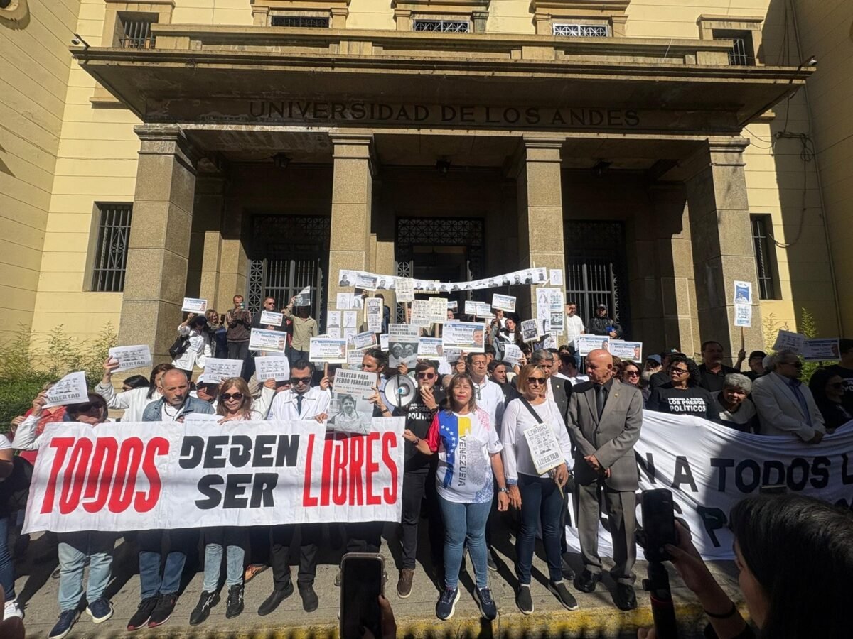 Estudiantes desplegaron pancartas en distintas universidades para exigir la libertad de los presos políticos en Venezuela